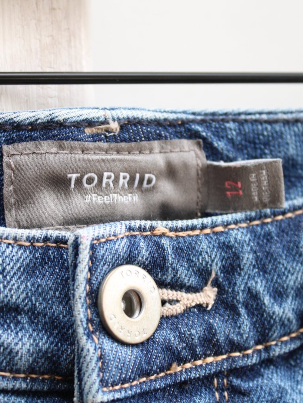 Torrid Mid-Rise Shortie Short - Classic Denim Medium Wash Attaboy Size 12 NWT - Picture 4 of 8